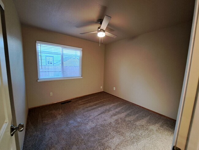 Building Photo - 143 Buttercup Cir