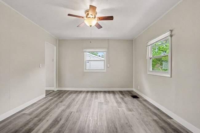 Building Photo - *Use Rently to view this unit and receive $150 off move-in* Cute Remodeled Two Bedroom 1 Bathroom...