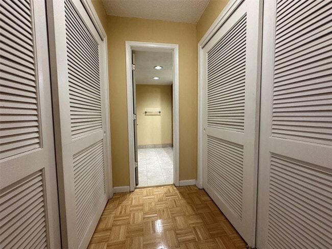 Building Photo - 6630 Racquet Club Dr