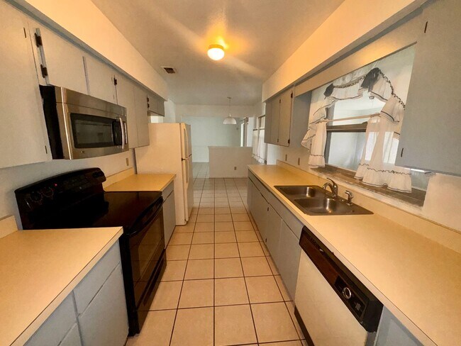 Building Photo - 3 bedroom 2 bath home with solar panels, workshop, large backyard and Florida Room!