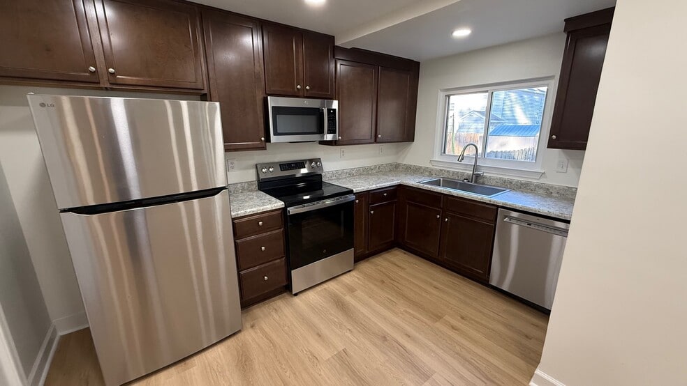 kitchen - 122 N Fir Ave