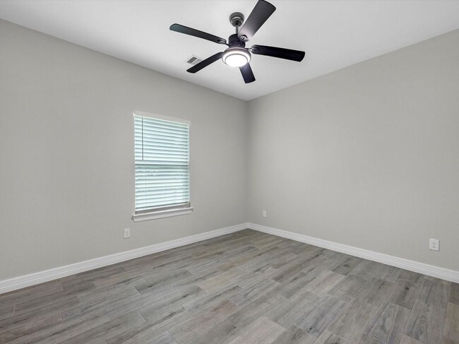 Building Photo - 14606 Half Cir