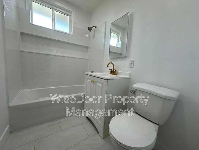 Building Photo - 1810 E Adams Ave