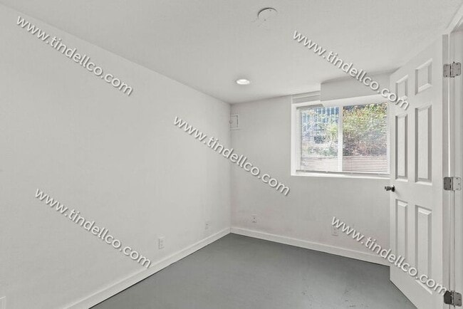 Building Photo - Pet Friendly 4 bedroom 2 bathroom home located blocks from University of Portland!