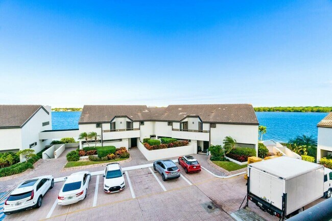Building Photo - 100 Lakeshore Dr