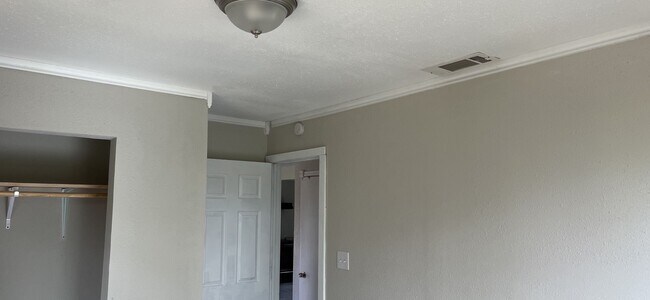 Building Photo - 4 Bedroom, 2 Bathroom Home