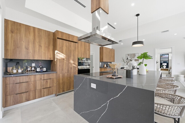 Building Photo - 1308 Avocado Isle