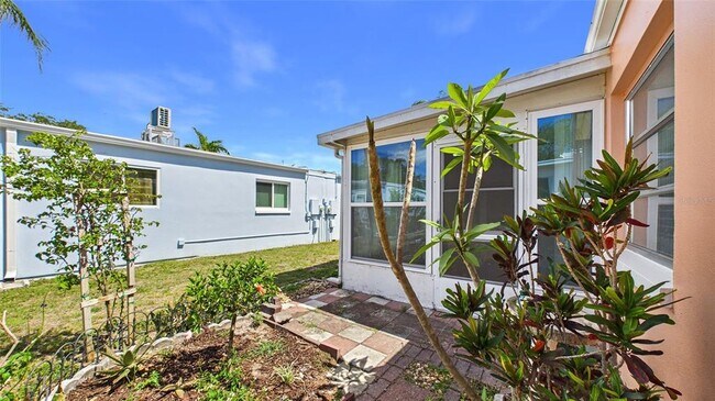 Building Photo - 325 Sky Loch Dr S