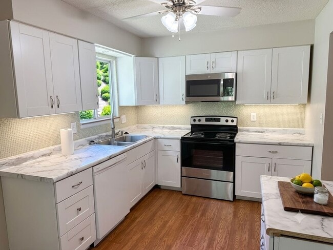 Building Photo - Spacious 3+ Bedroom 1/2 Duplex for Rent