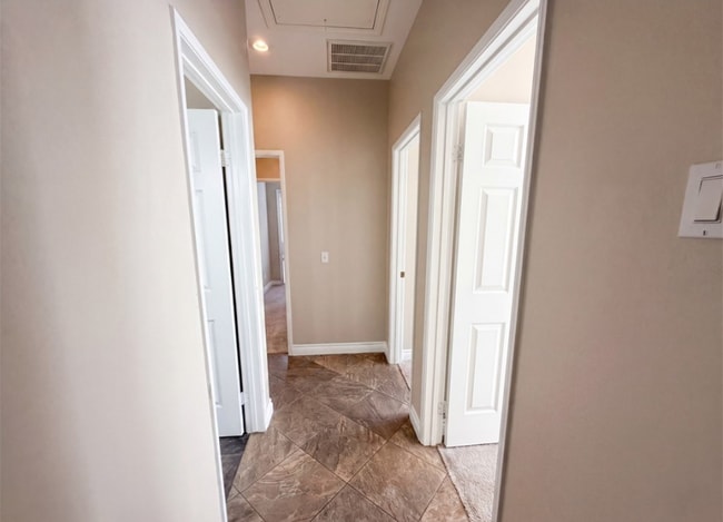 Building Photo - 3630 Vanderbilt Dr