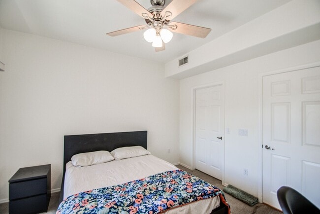 Building Photo - ASU Stay at Regatta Pointe!