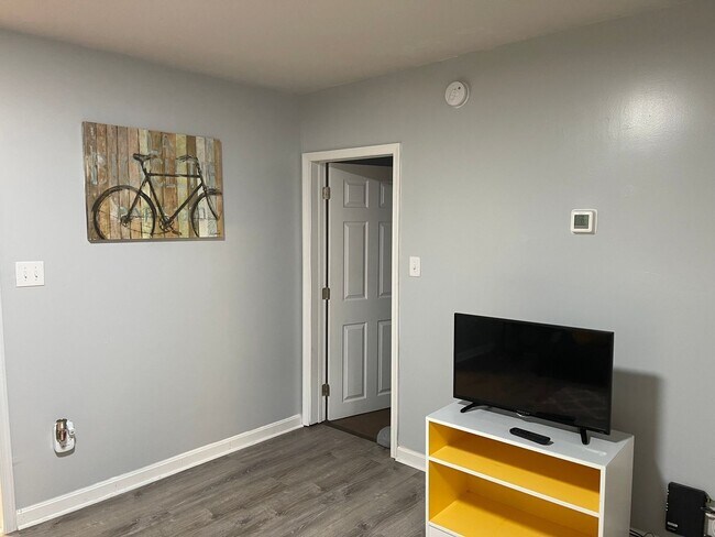 Building Photo - Spacious 1 Bedroom & den, 1 bath in Brandy...