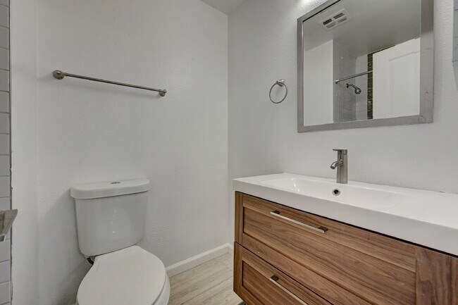 Building Photo - $2,900.00, 5 bed, 3 bath in Denver with Fi...