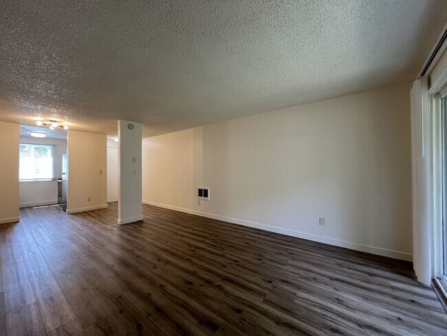 Building Photo - Spacious Corner Apartment with Three Bedrooms, Open Living Space & Modern Kitchen