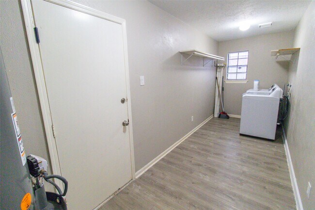 Building Photo - 3322 Whispering Way Dr