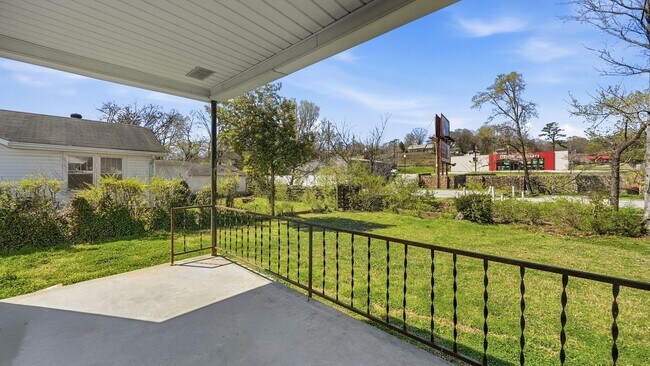 Building Photo - 3 bedroom White Oak home available NOW!