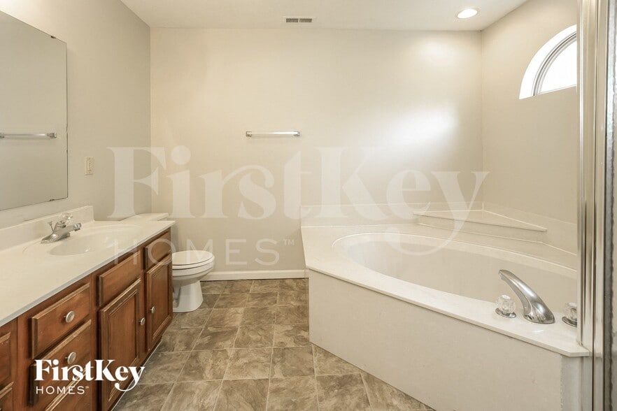 Building Photo - 6560 Hollingsworth Dr