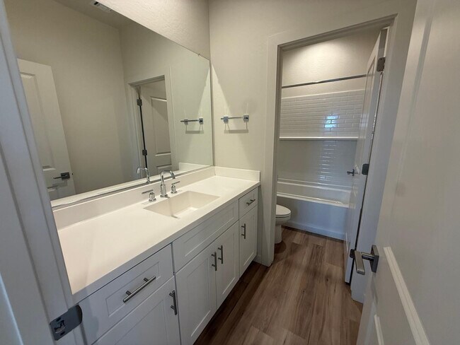 Building Photo - 624 N Vine St