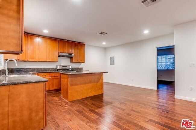 Building Photo - 4848 Oakwood Ave