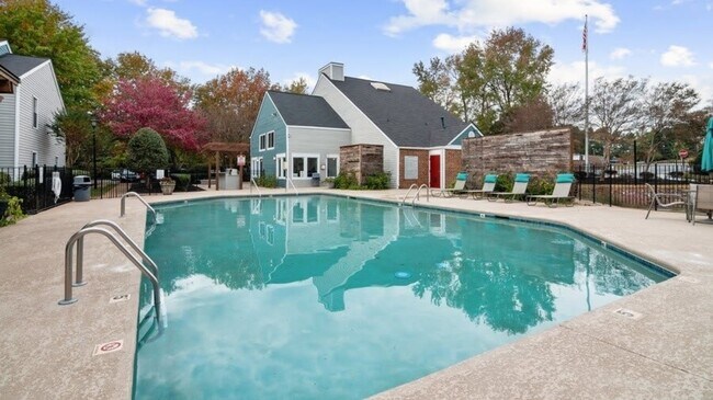 Building Photo - 2300 Village Lake Dr