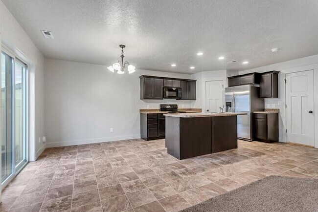 Building Photo - 423 S Spanish Trails Blvd