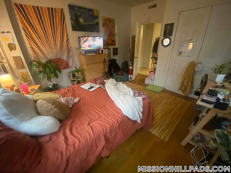 Building Photo - 715 Parker St