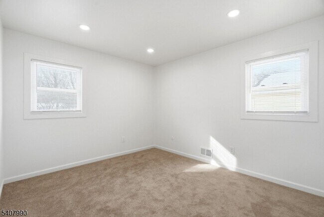 Building Photo - 114 Grove St