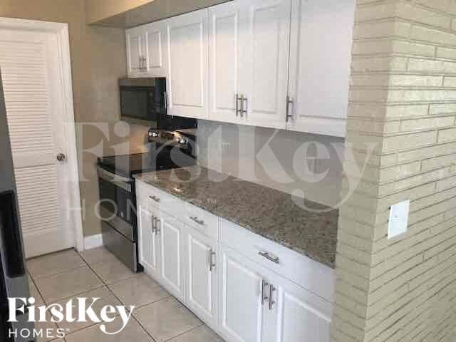 Building Photo - 2840 SW 2nd Ct