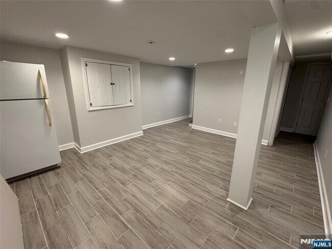 Building Photo - 2 Woodside Ave