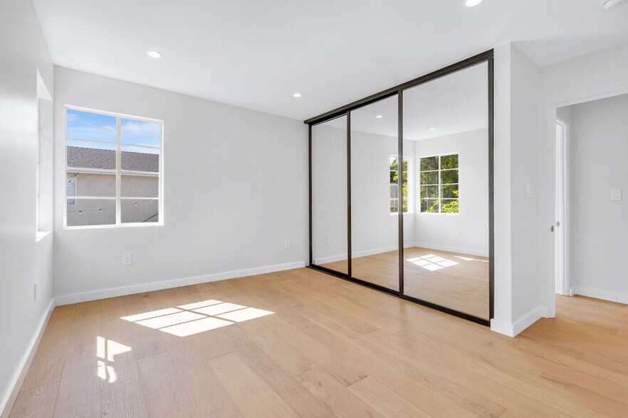 Building Photo - 3444 S Bentley Ave