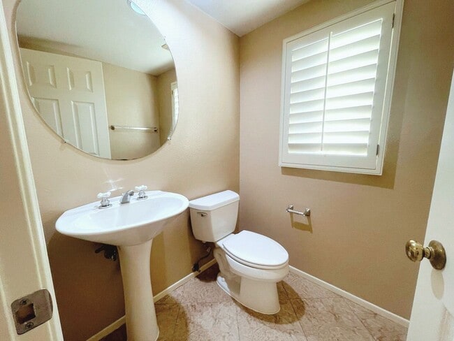 Building Photo - Charming Tustin Haven Available in October!