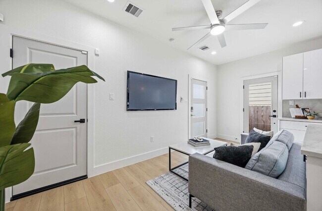 Building Photo - 5313 Bacher St