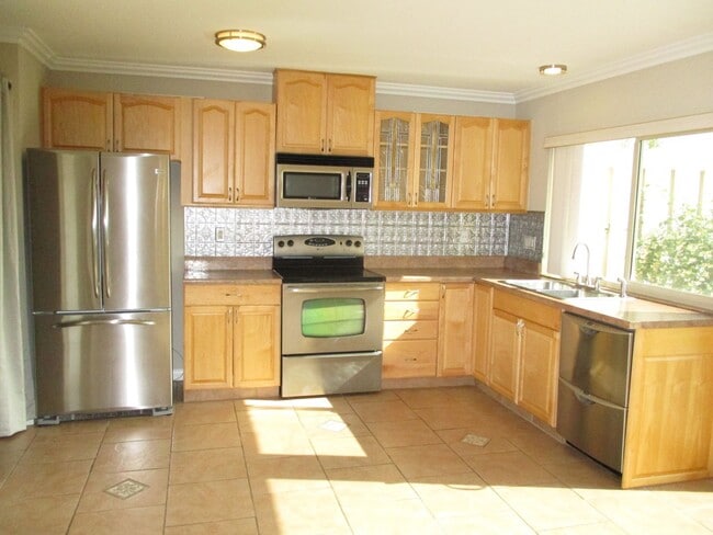 Building Photo - Rancho Bernardo 3 bedroom 2.5 bath Spaciou...