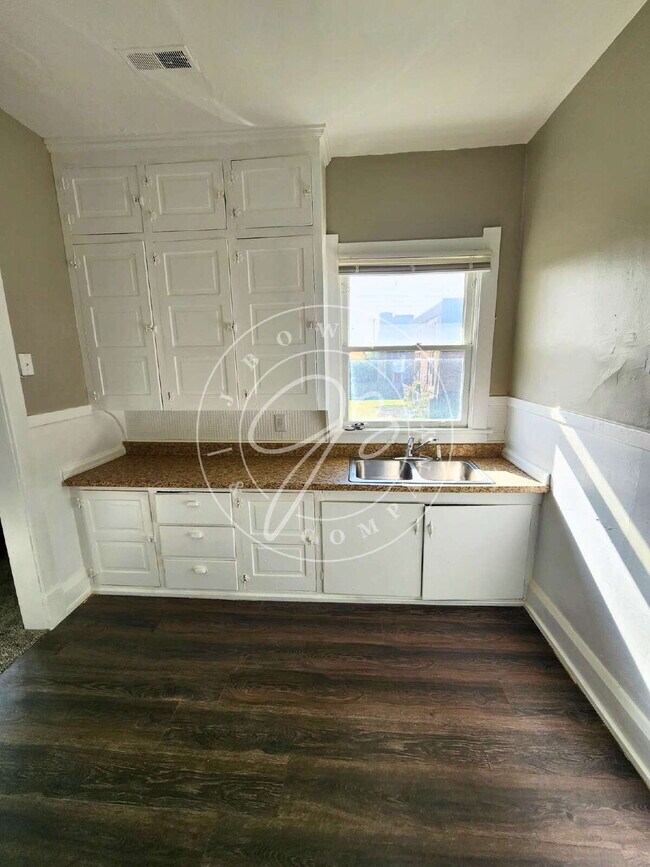Building Photo - 2 bedroom Upper unit- over 1200 sq feet! Private enclosed porch! Water included!