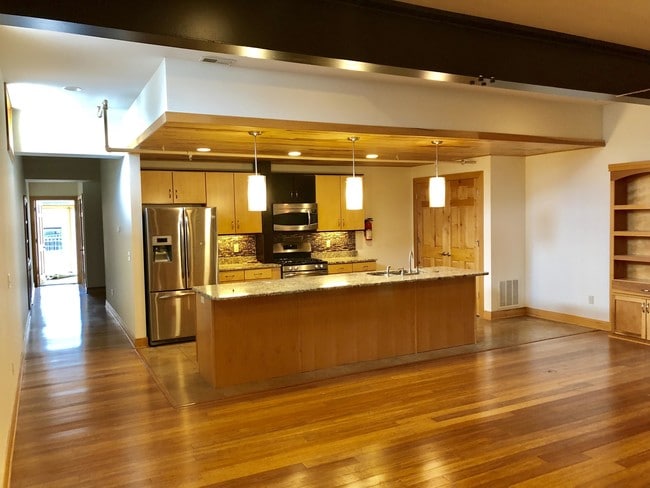 Primary Photo - 905 Alley A