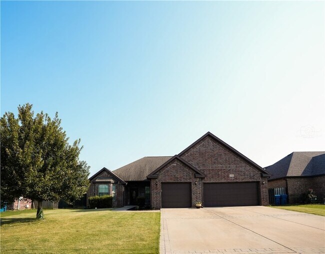 Building Photo - 2501 SW Tupelo Ave