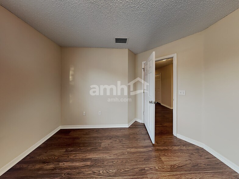 Building Photo - 330 Salmon Ct