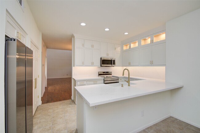 Building Photo - 6 Town Oaks Pl