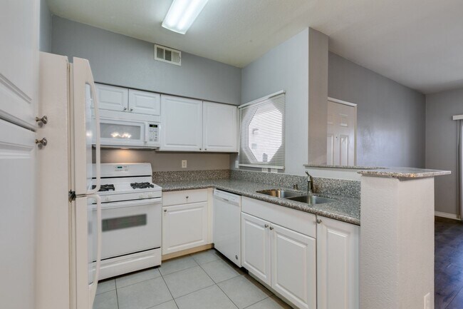 Building Photo - CUTE AND COZY 1 BEDROOM UNIT WITH TONS OF UPGRADES*COMMUNITY AMENITIES*