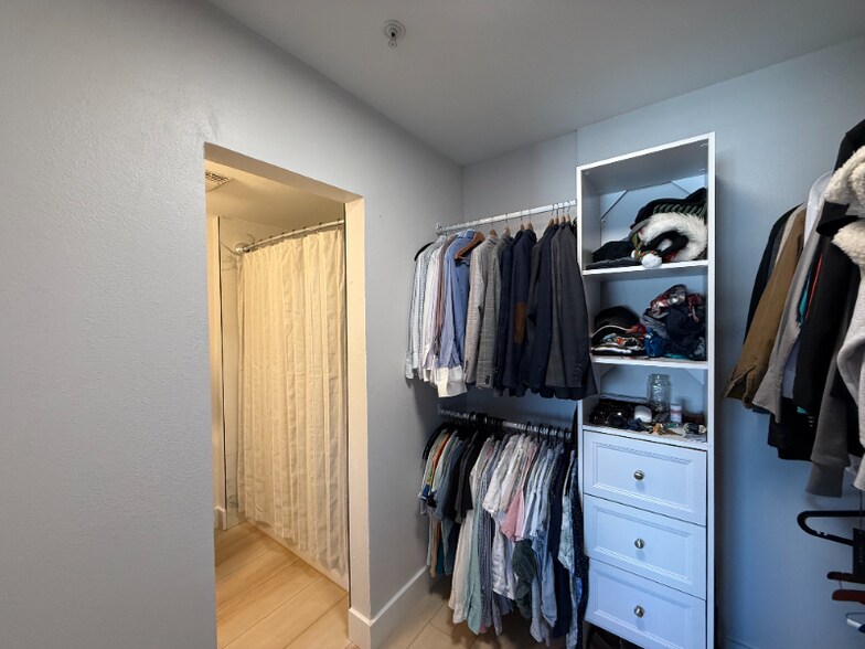 Building Photo - 406 W Azeele St