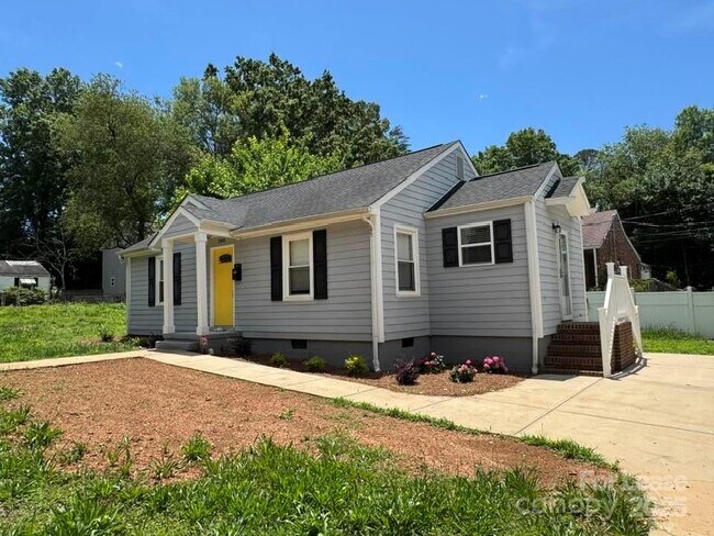 Building Photo - 2401 Roslyn Ave