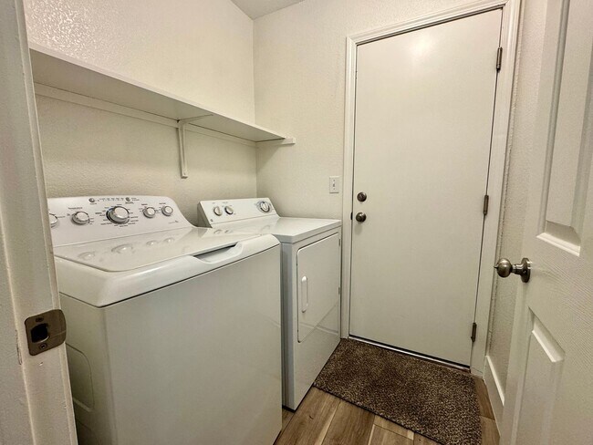 Building Photo - Gorgeous single story home!!