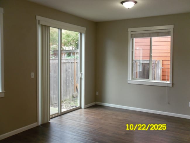 Building Photo - 4300 NE 34th Cir