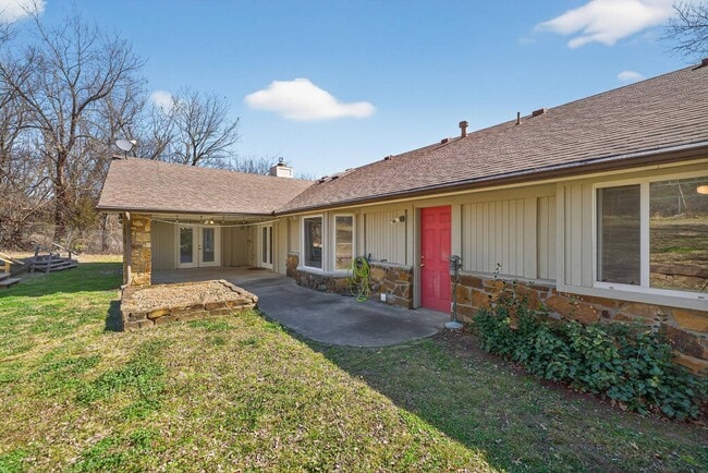 Building Photo - 1910 W 4th St S