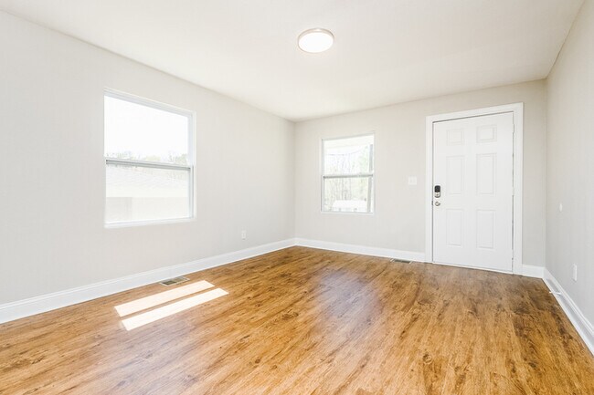 Building Photo - NEWLY RENOVATED 2 bedroom, 1 bathroom at G...