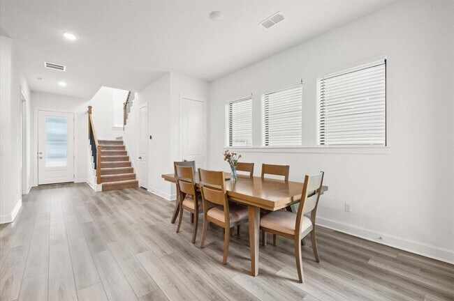 Building Photo - 1511 Emma Lk Dr