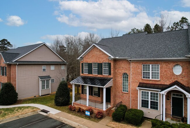 Building Photo - End Unit Townhome - 4 Bedrooms with First ...