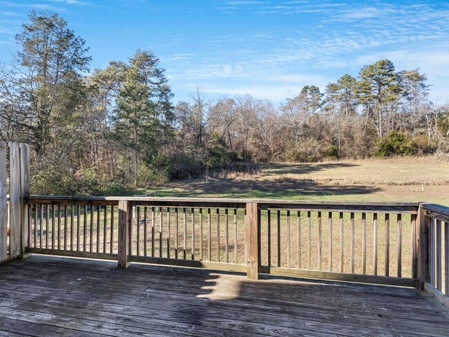 Building Photo - SPECIAL! 3 Bedroom Townhouse with Garage