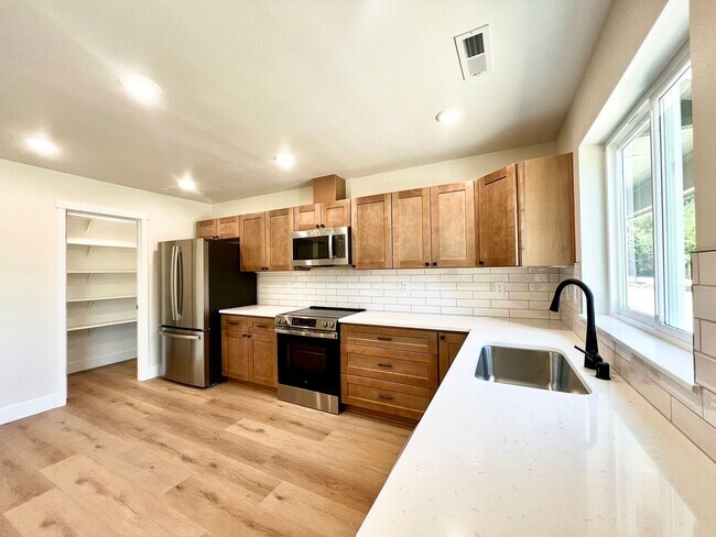 Building Photo - 609 N Rd 34