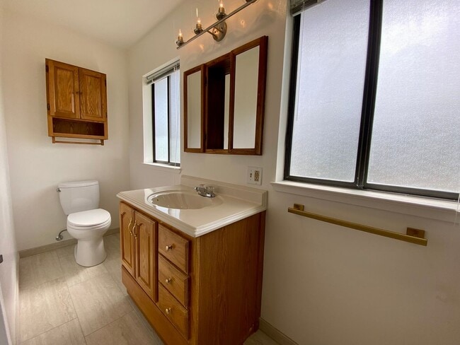 Building Photo - Renovated Single-Family Home on the Penins...
